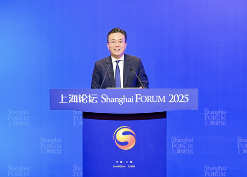 韩国崔钟贤学术院院长金裕锡上海论坛2025开幕式上主持