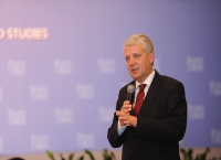欧理事会秘书长 全球疫苗免疫联盟（GAVI）董事会前主席Dagfinn Høybråten在上海论坛2016开幕式上发表主旨演讲
