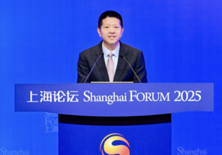 复旦大学党委书记裘新上海论坛2025开幕式上主持