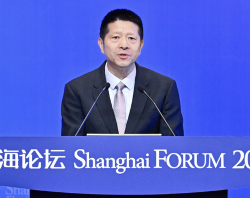复旦大学党委书记裘新上海论坛2025开幕式上主持